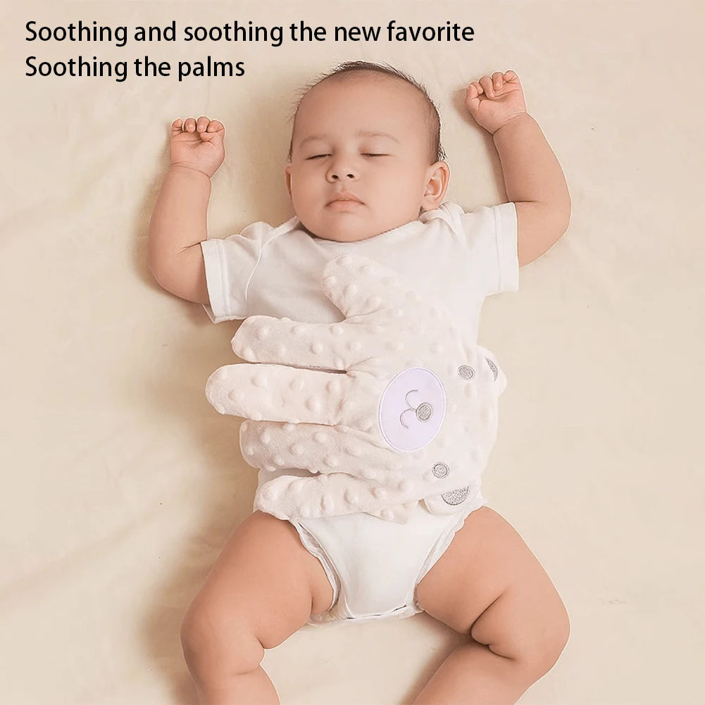 Ajude seu bebê a dormir com mais tranquilidade e conforto! O Travesseiro Calmante com Mãos Simuladoras foi desenvolvido para proporcionar uma sensação acolhedora, semelhante ao toque suave dos pais, auxiliando no relaxame