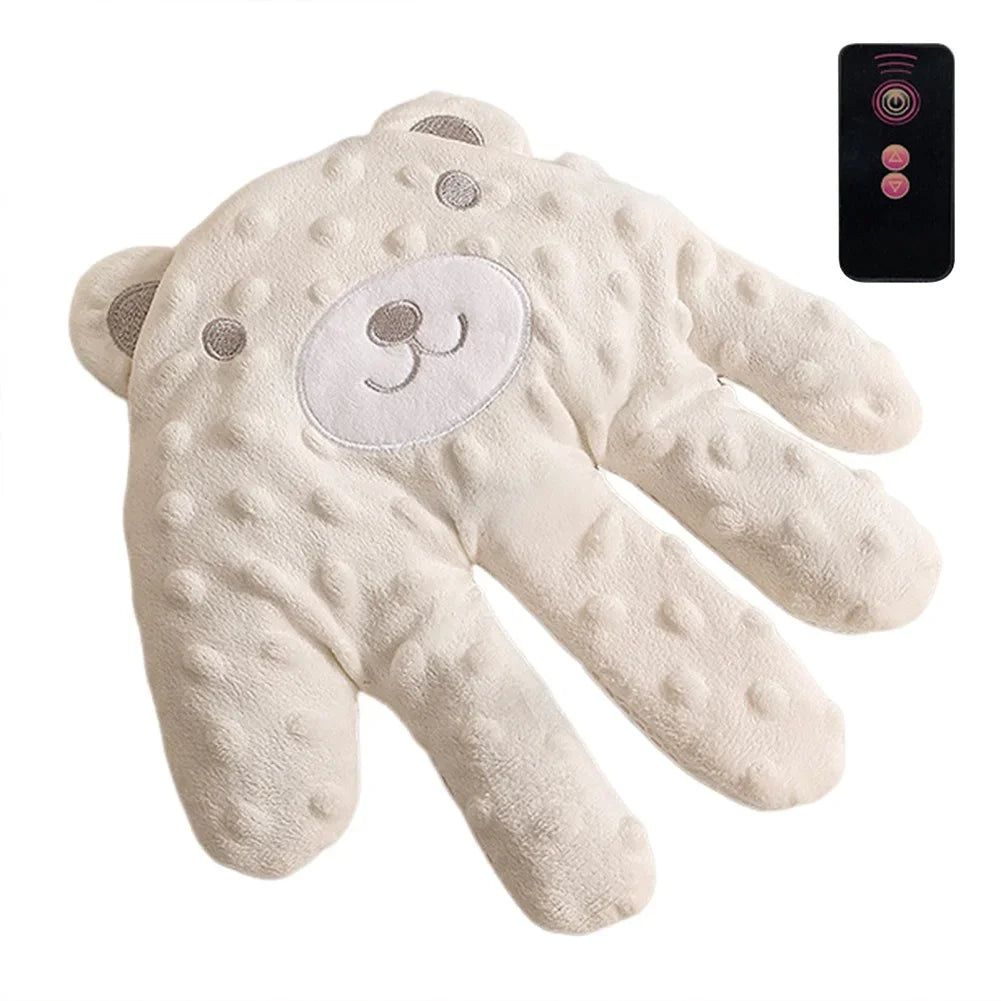 Ajude seu bebê a dormir com mais tranquilidade e conforto! O Travesseiro Calmante com Mãos Simuladoras foi desenvolvido para proporcionar uma sensação acolhedora, semelhante ao toque suave dos pais, auxiliando no relaxame