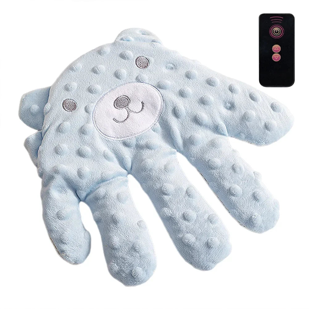 Ajude seu bebê a dormir com mais tranquilidade e conforto! O Travesseiro Calmante com Mãos Simuladoras foi desenvolvido para proporcionar uma sensação acolhedora, semelhante ao toque suave dos pais, auxiliando no relaxame